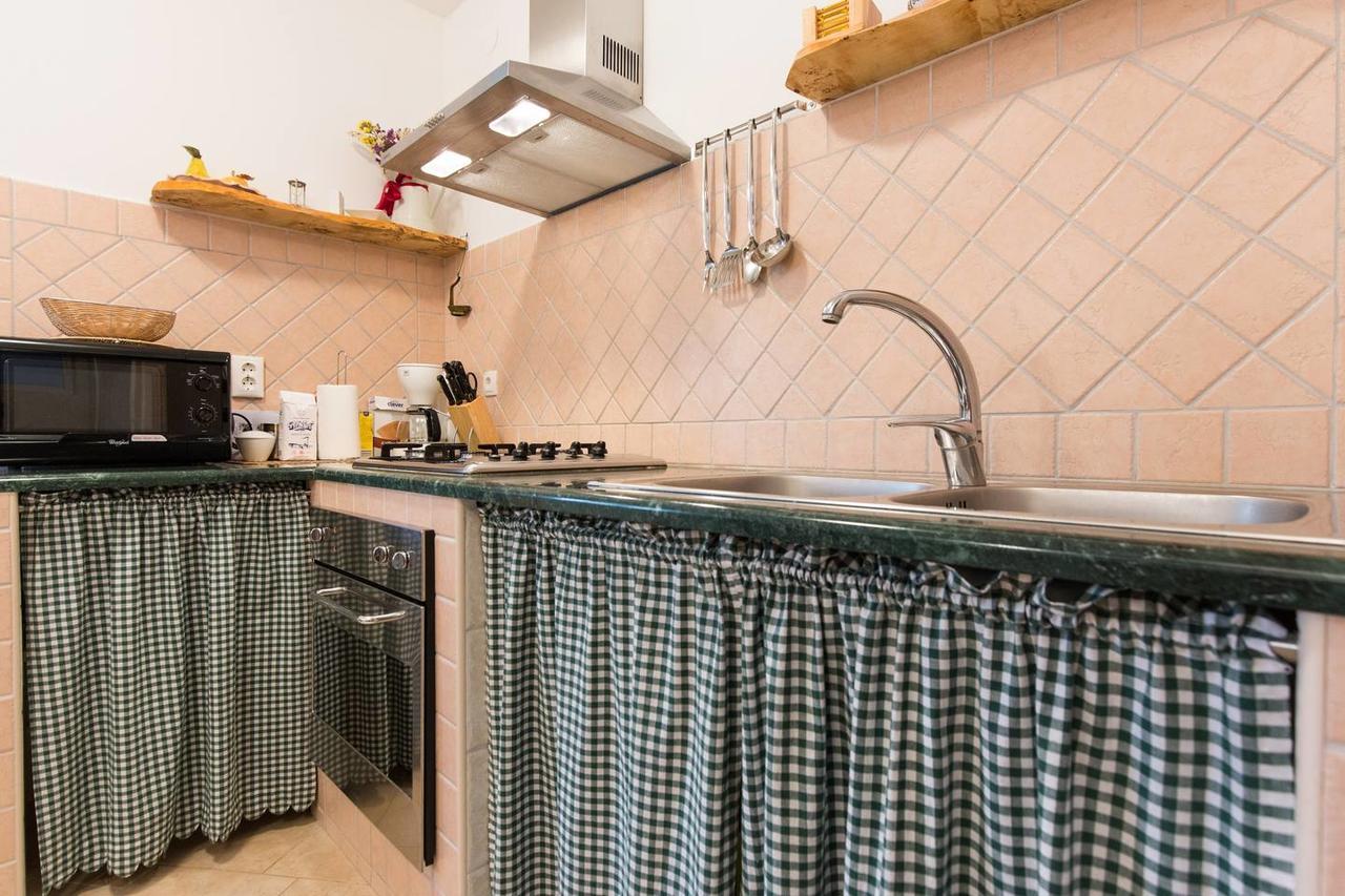 Megi1 Appartement Vrbnik Buitenkant foto